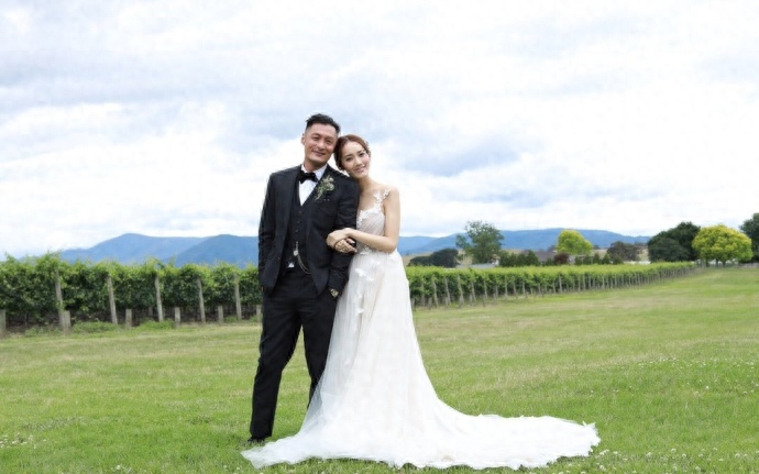 余文乐晒出婚礼现场照突然宣布结婚,36岁他走入了婚姻殿堂