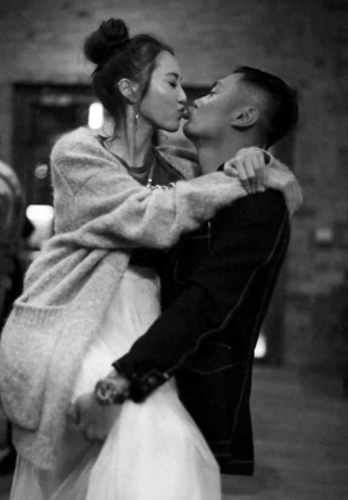 余文乐晒出婚礼现场照突然宣布结婚，36岁他走入了婚姻殿堂