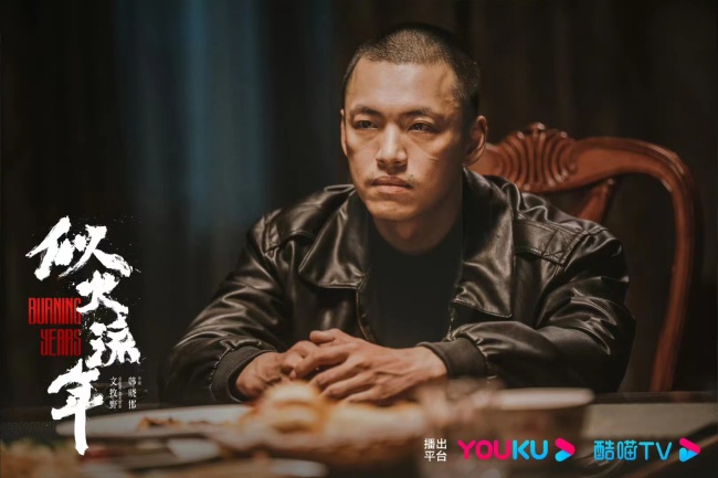 贾弘逍《似火流年》热播 假死重归未来该何去何从