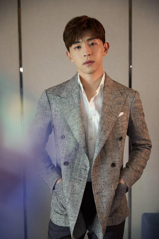 这些“眼神杀”男星多是近视 肖战400度、邓伦600度