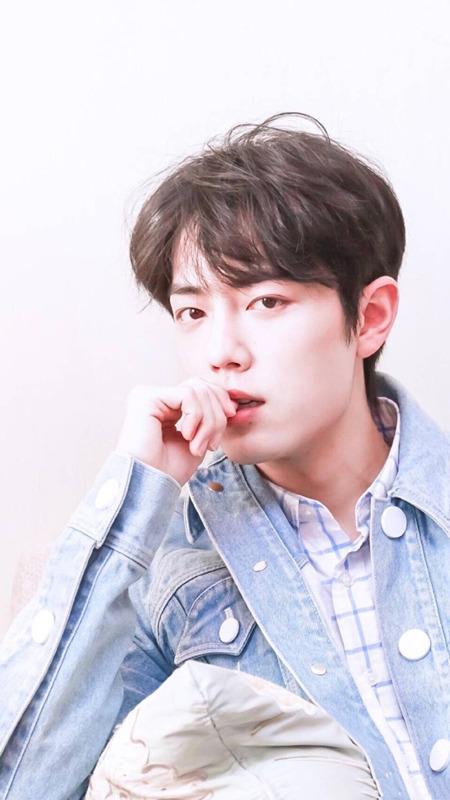 这些“眼神杀”男星多是近视 肖战400度、邓伦600度