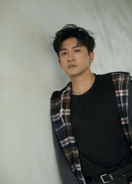 这些“眼神杀”男星多是近视 肖战400度、邓伦600度