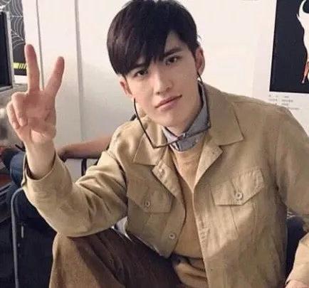 亲爱的:还嫌郑辉长得丑吗?当他摘下眼镜那一刻,颜值高到认不出