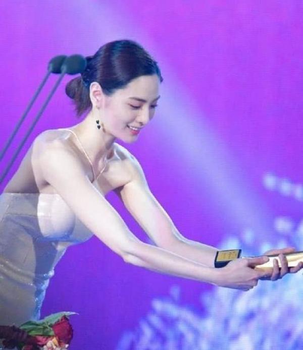 连续三年被评为“世界第一美”,穿人鱼裙太惊艳,网友:美到窒息