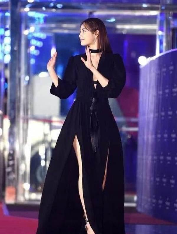 连续三年被评为“世界第一美”,穿人鱼裙太惊艳,网友:美到窒息