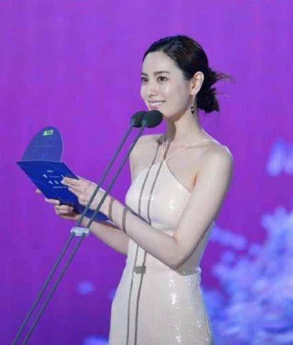 连续三年被评为“世界第一美”,穿人鱼裙太惊艳,网友:美到窒息