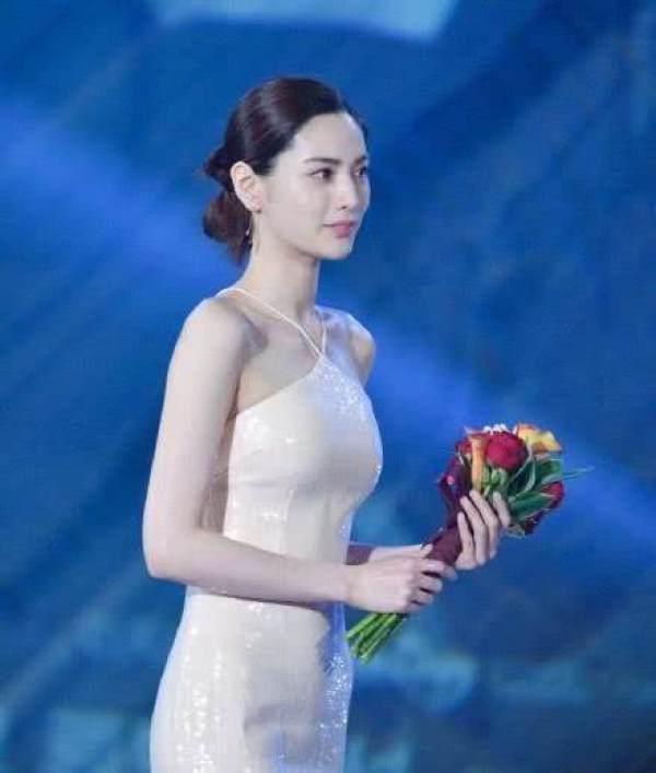 连续三年被评为“世界第一美”,穿人鱼裙太惊艳,网友:美到窒息