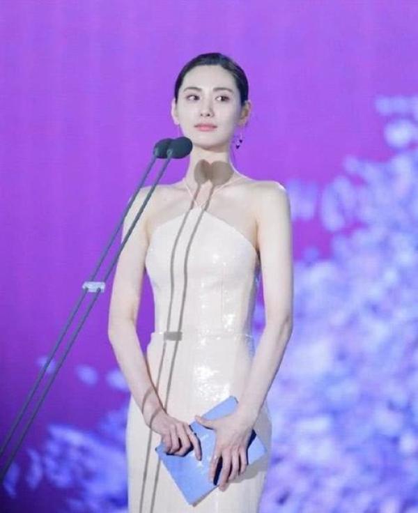 连续三年被评为“世界第一美”,穿人鱼裙太惊艳,网友:美到窒息