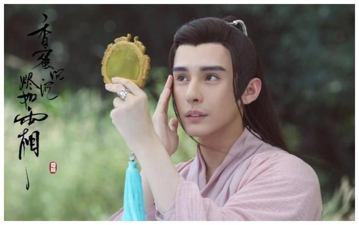 他曾是卖红薯的，却整容上瘾，因颜值过高，出演《香蜜》一炮而红