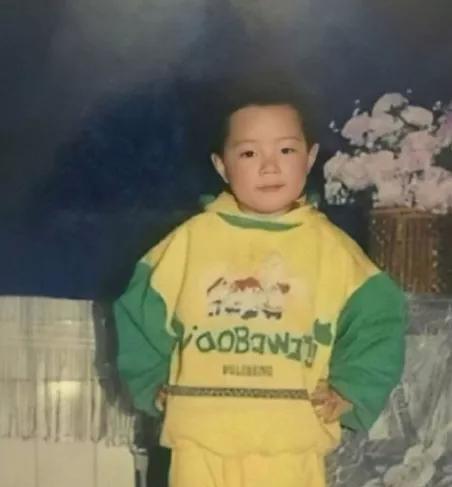 诸多男星童年照，陈伟霆从小帅到大，只有他变化极大