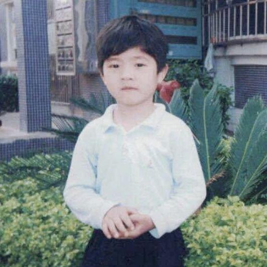 诸多男星童年照，陈伟霆从小帅到大，只有他变化极大