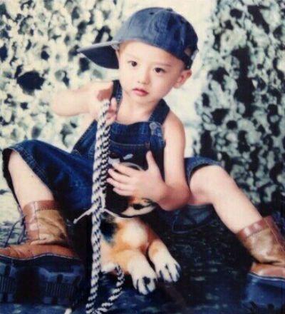 诸多男星童年照，陈伟霆从小帅到大，只有他变化极大