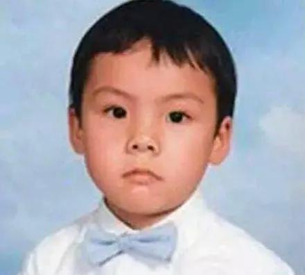 诸多男星童年照，陈伟霆从小帅到大，只有他变化极大