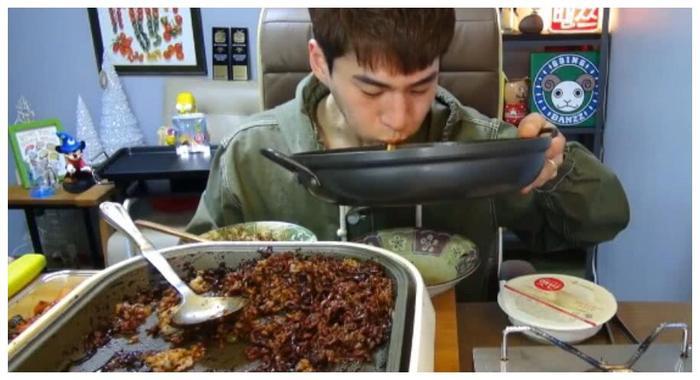 韩国大胃王奔驰小哥直播吃炸酱面，整整两大盆，三口一碗面