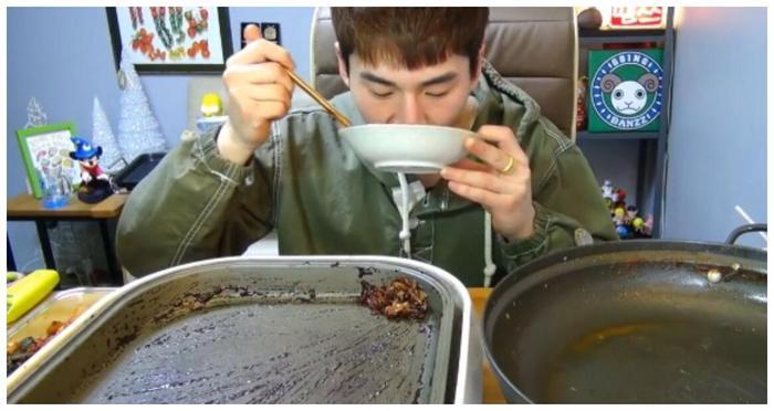 韩国大胃王奔驰小哥直播吃炸酱面，整整两大盆，三口一碗面