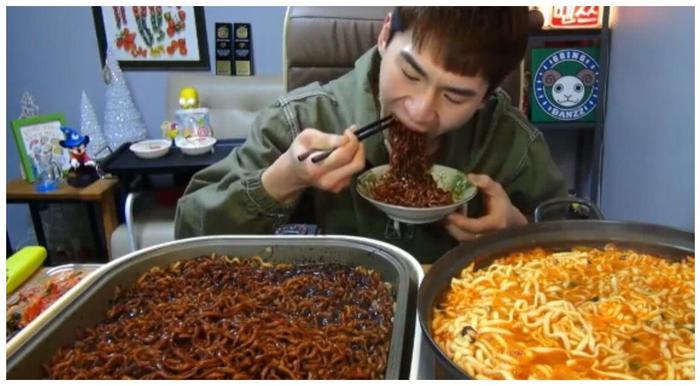 韩国大胃王奔驰小哥直播吃炸酱面，整整两大盆，三口一碗面
