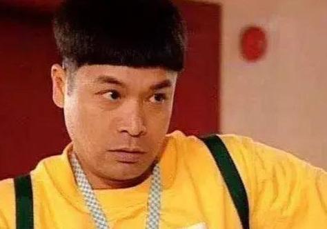 他靠演“傻子”获影帝，老婆是《西游记》的红孩儿，如今儿女双全