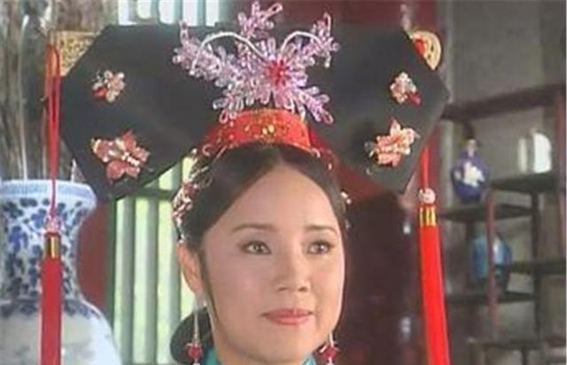 ​她不仅出演《还珠格格》，而且还是剧中导演之一，你肯定认识她