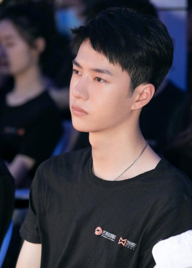 王一博拍戏剪掉长发,帅气短发也太man了,干净清爽少年感十足
