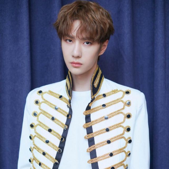 王一博拍戏剪掉长发,帅气短发也太man了,干净清爽少年感十足