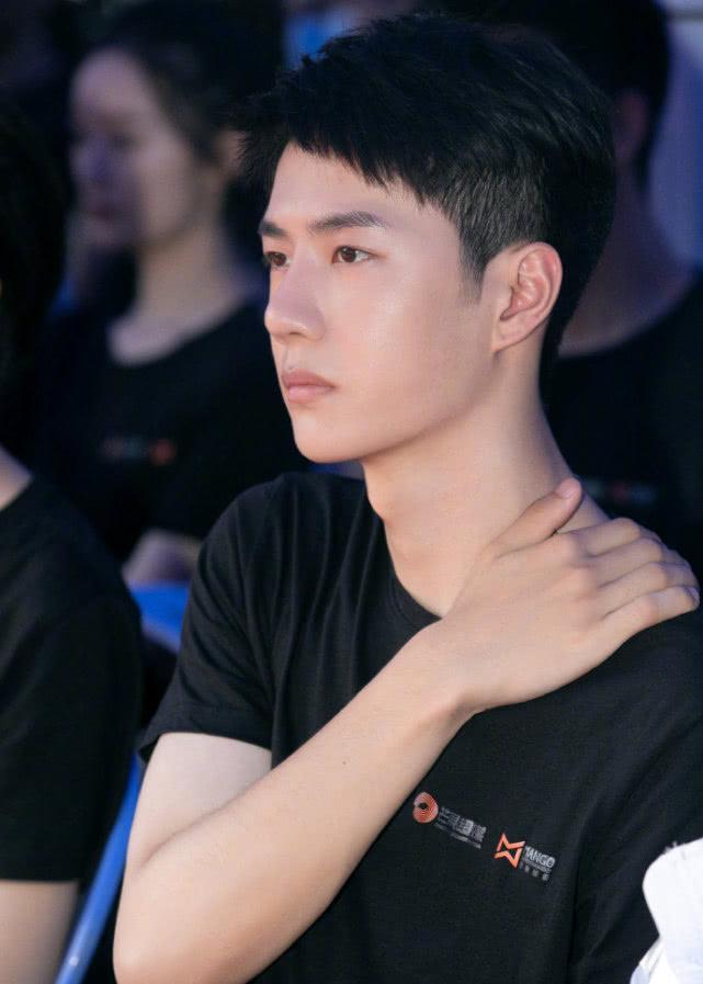 王一博拍戏剪掉长发,帅气短发也太man了,干净清爽少年感十足