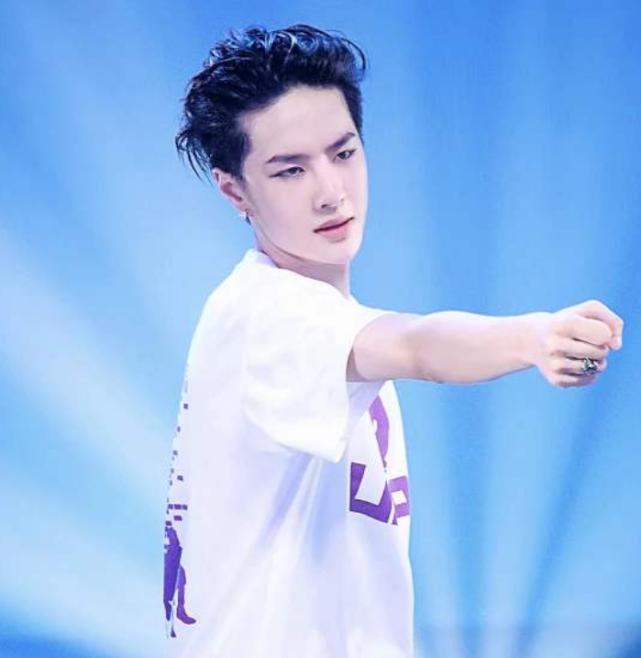 王一博拍戏剪掉长发,帅气短发也太man了,干净清爽少年感十足