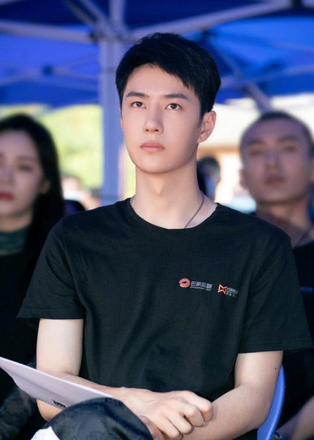 王一博拍戏剪掉长发,帅气短发也太man了,干净清爽少年感十足