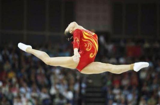 曾是奥运体操10分冠军，18岁因伤无奈退役，后独闯美国成总裁！