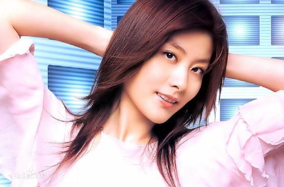 被称为女版古天乐，显赫身世不输郭晶晶，却摊上打女人的弟弟