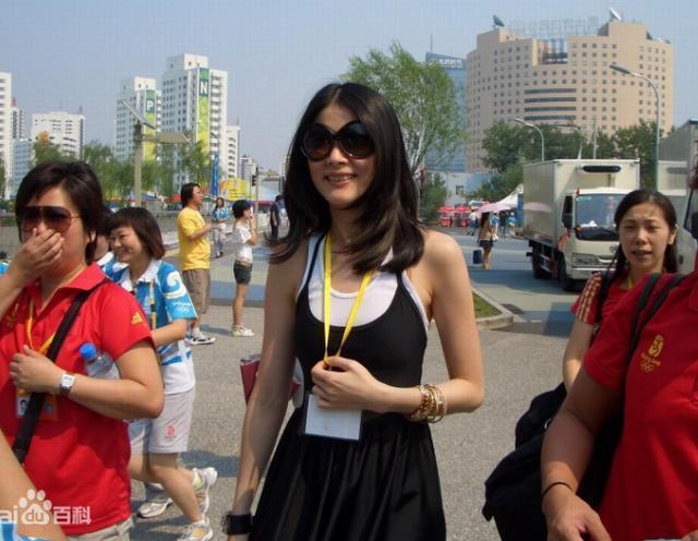 被称为女版古天乐，显赫身世不输郭晶晶，却摊上打女人的弟弟