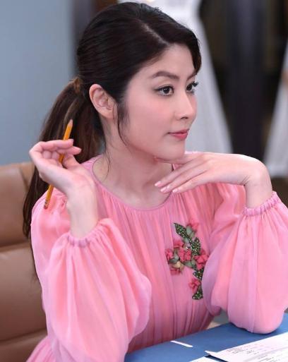 被称为女版古天乐，显赫身世不输郭晶晶，却摊上打女人的弟弟