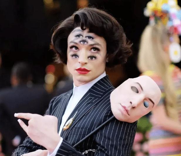 网红蹭红毯不算啥，看看这些明星走红毯，一路脱到只剩渔网袜！