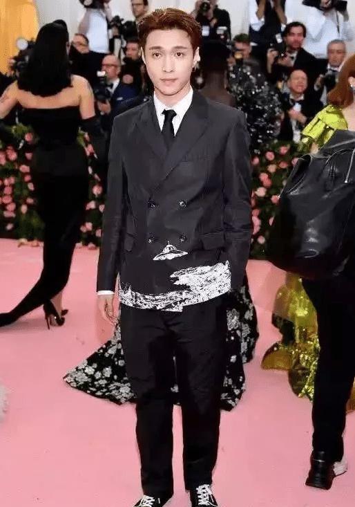 网红蹭红毯不算啥，看看这些明星走红毯，一路脱到只剩渔网袜！