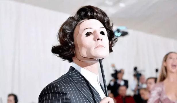 网红蹭红毯不算啥，看看这些明星走红毯，一路脱到只剩渔网袜！