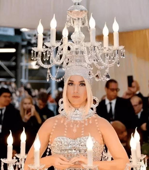 网红蹭红毯不算啥，看看这些明星走红毯，一路脱到只剩渔网袜！