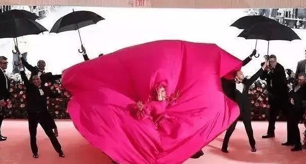 网红蹭红毯不算啥，看看这些明星走红毯，一路脱到只剩渔网袜！