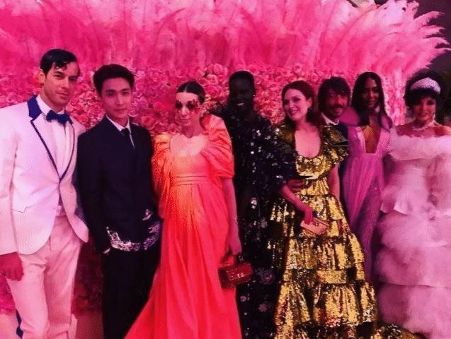 网红蹭红毯不算啥，看看这些明星走红毯，一路脱到只剩渔网袜！