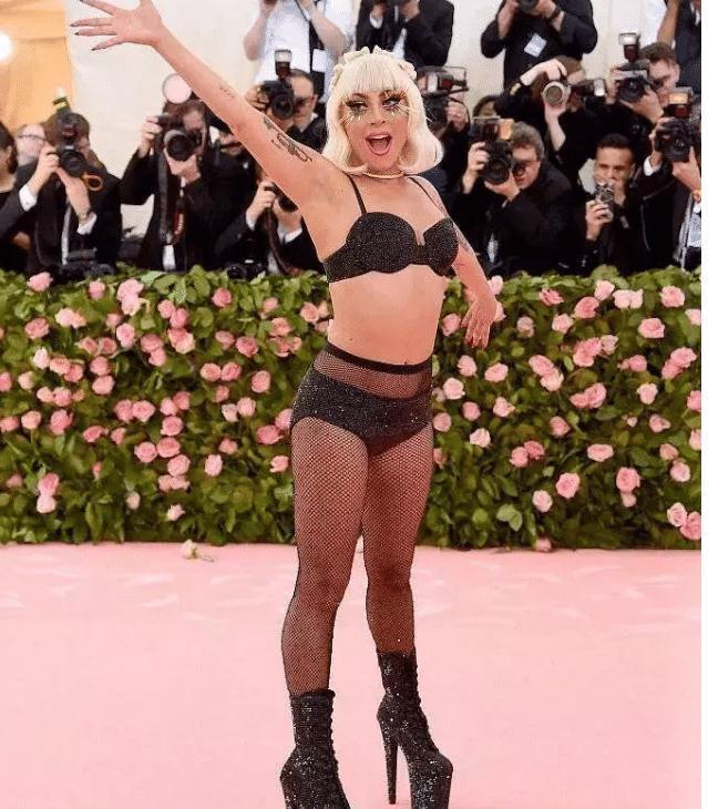 网红蹭红毯不算啥，看看这些明星走红毯，一路脱到只剩渔网袜！