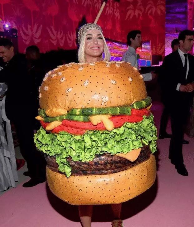 网红蹭红毯不算啥，看看这些明星走红毯，一路脱到只剩渔网袜！