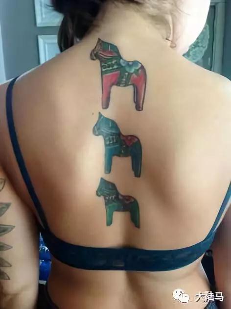 为啥很多马都有“纹身”？左肩字母、右肩数字是要混社会？
