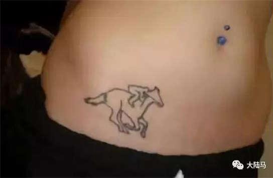 为啥很多马都有“纹身”？左肩字母、右肩数字是要混社会？