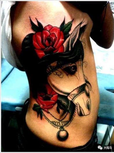 为啥很多马都有“纹身”？左肩字母、右肩数字是要混社会？