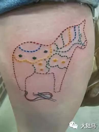 为啥很多马都有“纹身”？左肩字母、右肩数字是要混社会？