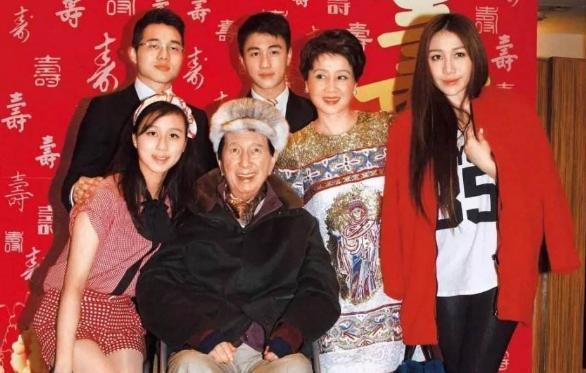 与同性传绯闻，被质疑吸毒，赌王的这个女儿身家已超15亿