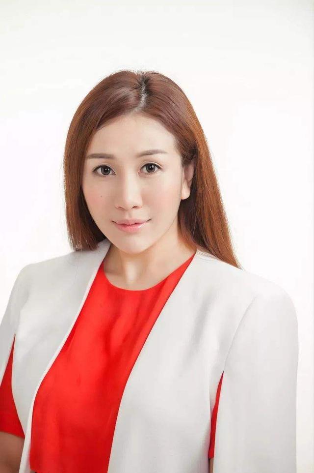 与同性传绯闻，被质疑吸毒，赌王的这个女儿身家已超15亿