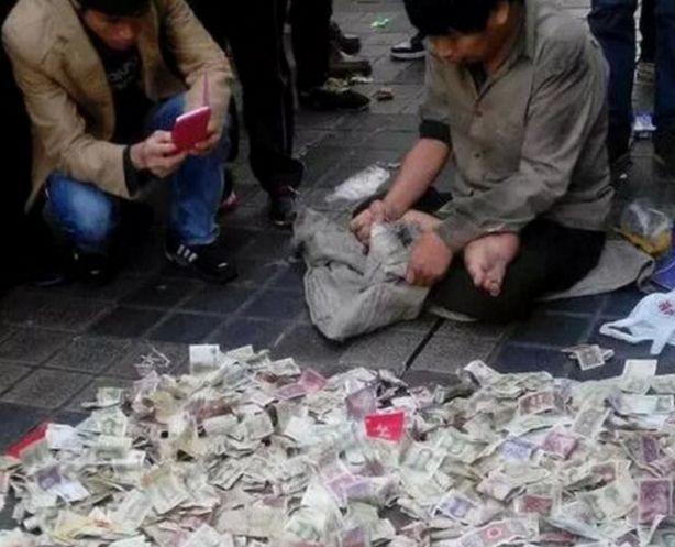 男子自创新颖乞讨方式，路人自觉掏钱往里扔，眨眼路面堆“钱山”